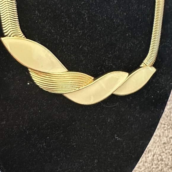 Vintage Gold Colored Costume Jewelry Set Earring and Neckalace - Picture 9 of 9